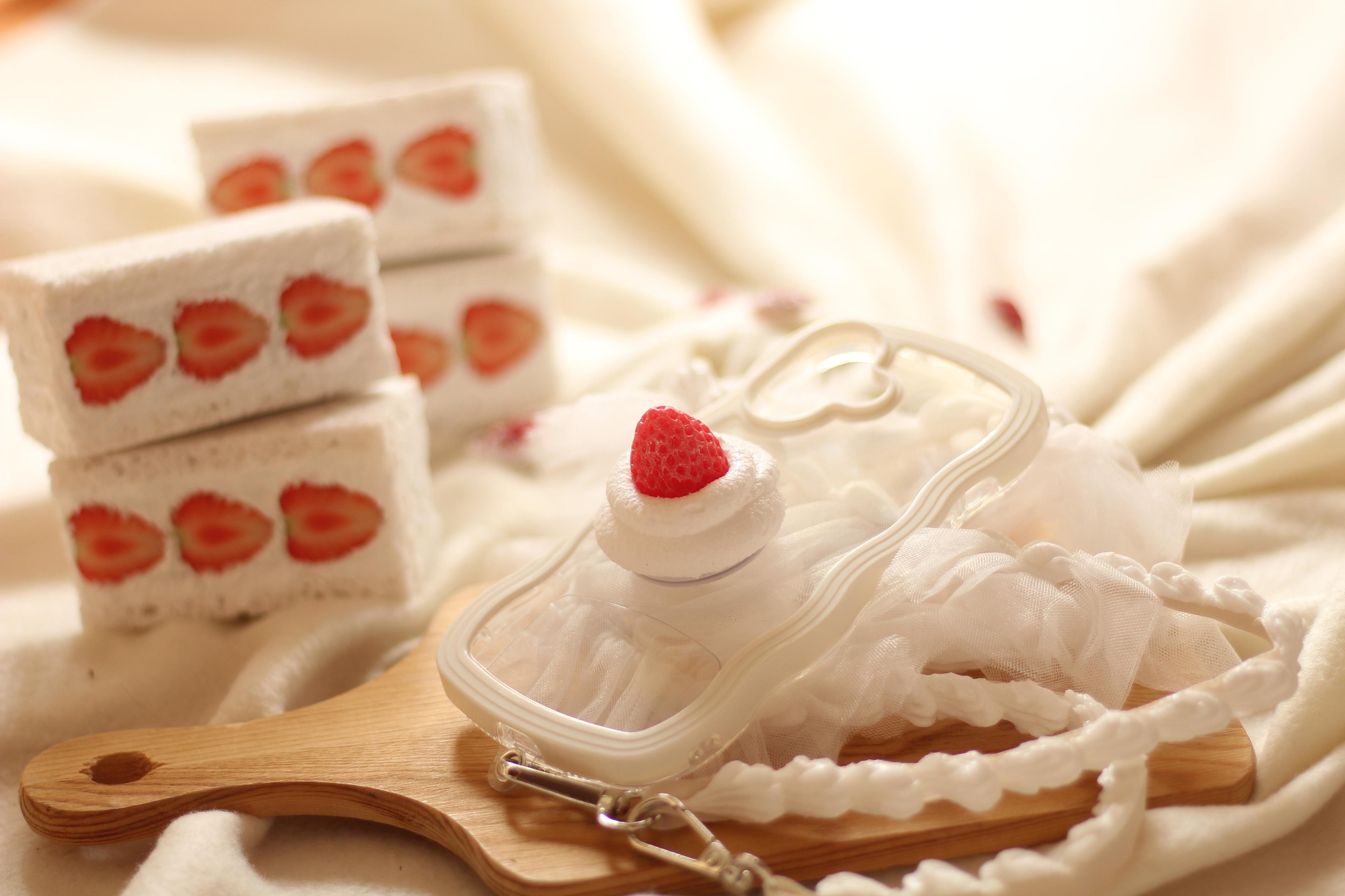 【スマホグリップ】妖精の苺と生クリーム